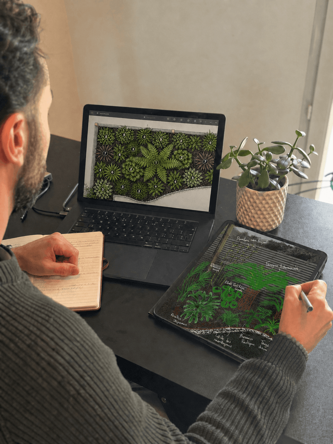 Damien Gautier en train de créer un plan de jardin